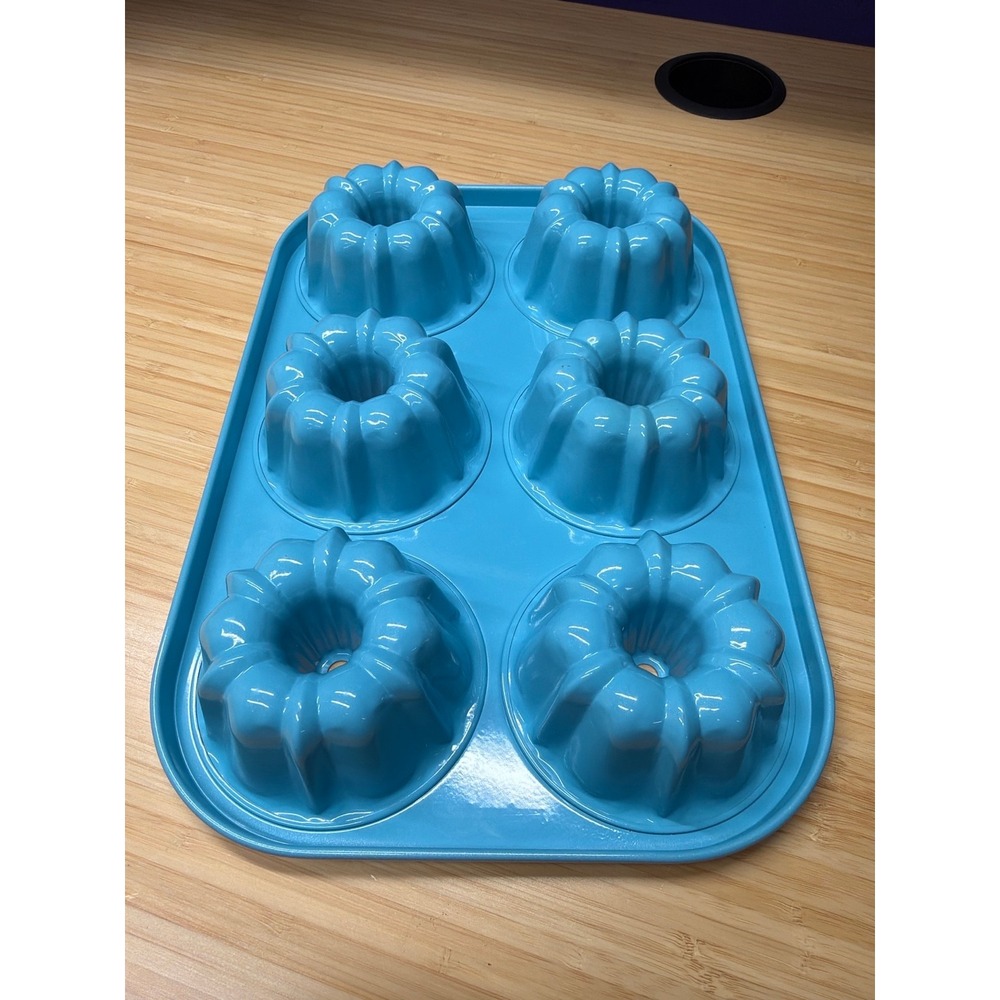 Pampered Chef Mini Fluted Bundt Cake Pan 6 Cavity Nonstick Bakeware